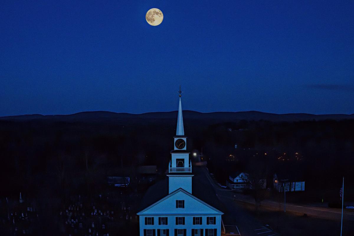 night_pic_over_meeting_house_2020